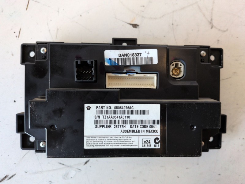Recambio de pantalla multifuncion para fiat freemont (345) 939b5000 referencia OEM IAM 05064976AG  