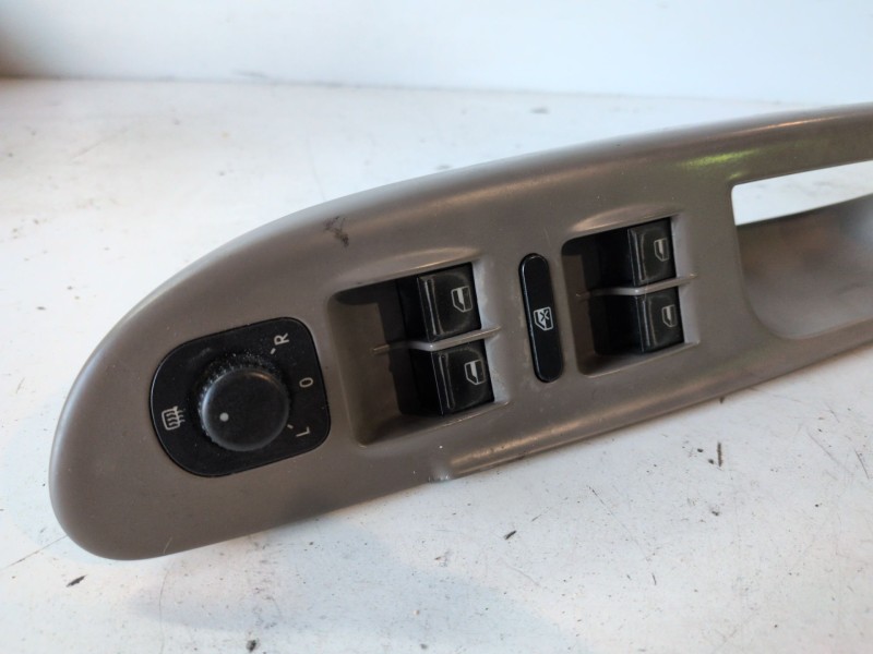 Recambio de mando elevalunas delantero izquierdo para volkswagen passat variant (3c5) bkp referencia OEM IAM 1K4959857A  