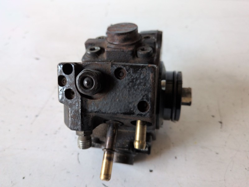 Recambio de bomba inyeccion para opel corsa d a13dtc referencia OEM IAM 0445010204  