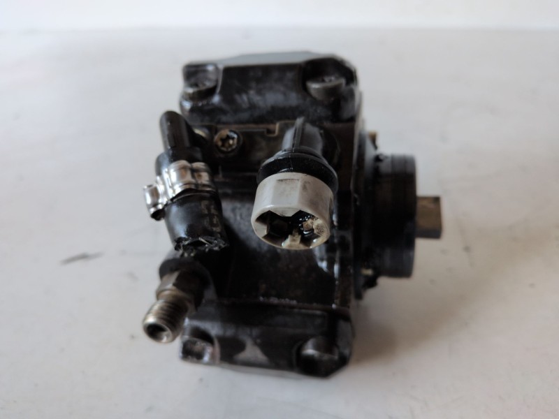 Recambio de bomba inyeccion para opel corsa c z13dt referencia OEM IAM 0445010092  