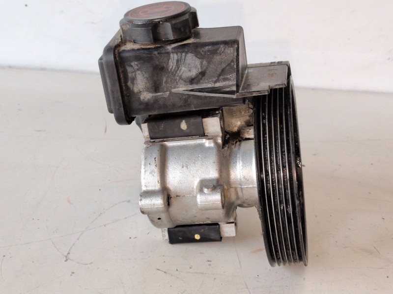 Recambio de bomba direccion para peugeot 206 kfw referencia OEM IAM 26064217  