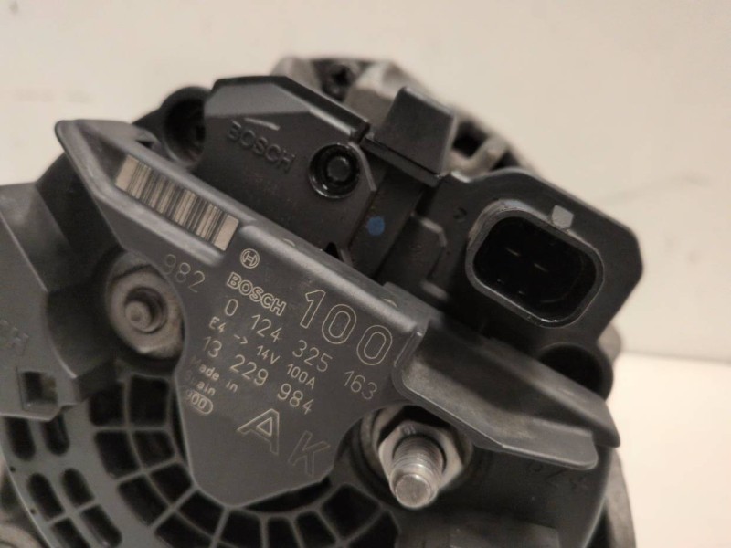 Recambio de alternador para opel astra h berlina z16xer referencia OEM IAM 0124325163  