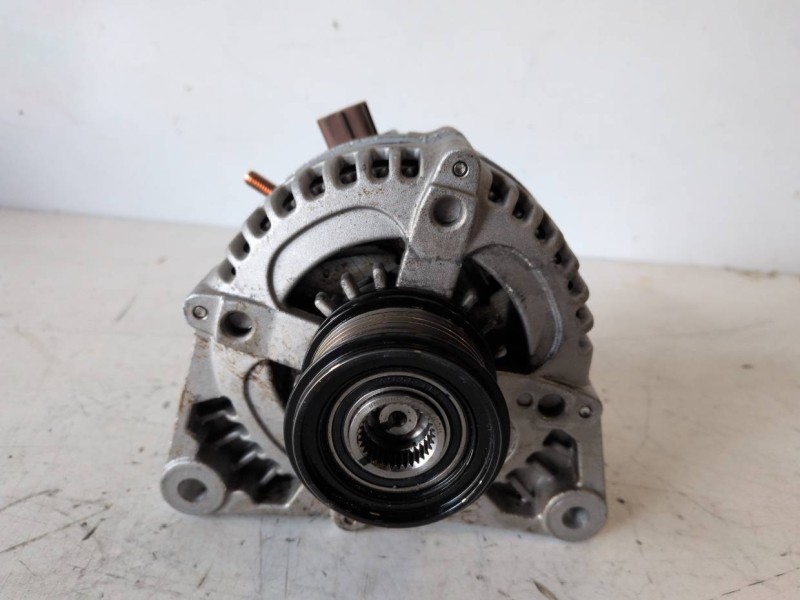 Recambio de alternador para volvo s40 berlina d4204t referencia OEM IAM 1042103520  