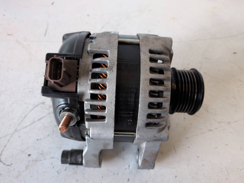 Recambio de alternador para volvo s40 berlina d4204t referencia OEM IAM 1042103520  