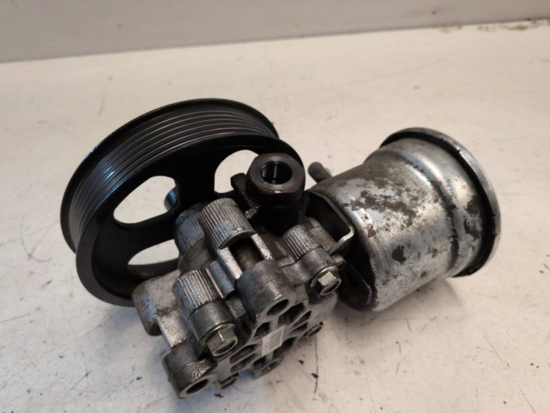 Recambio de bomba direccion para toyota avensis berlina (t25) 2ad referencia OEM IAM   