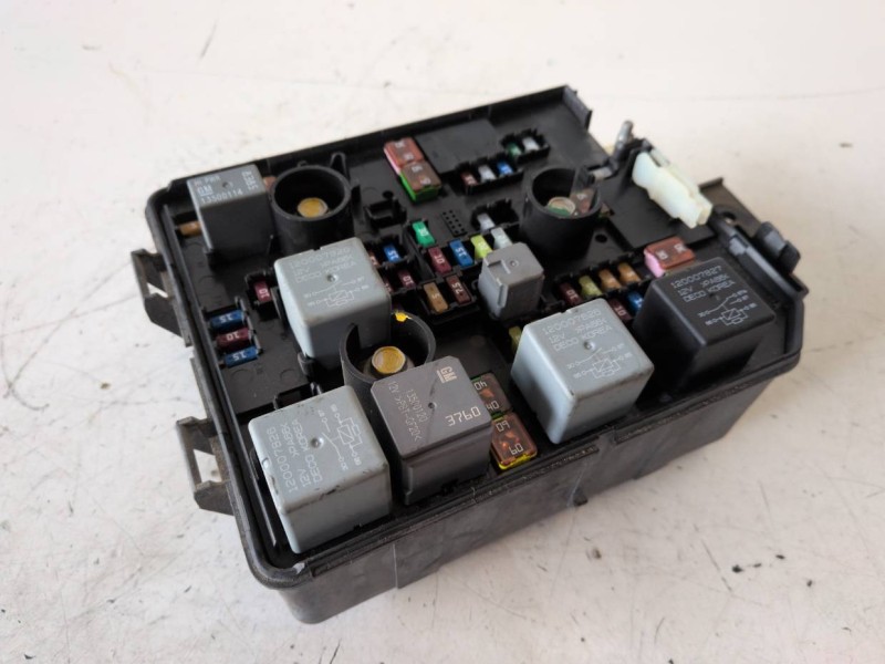 Recambio de caja reles / fusibles para opel mokka a17dts referencia OEM IAM 95263744  