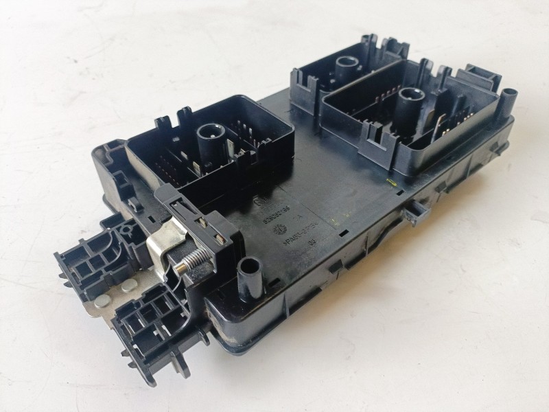 Recambio de caja reles / fusibles para opel insignia berlina a20dth referencia OEM IAM 13255300  