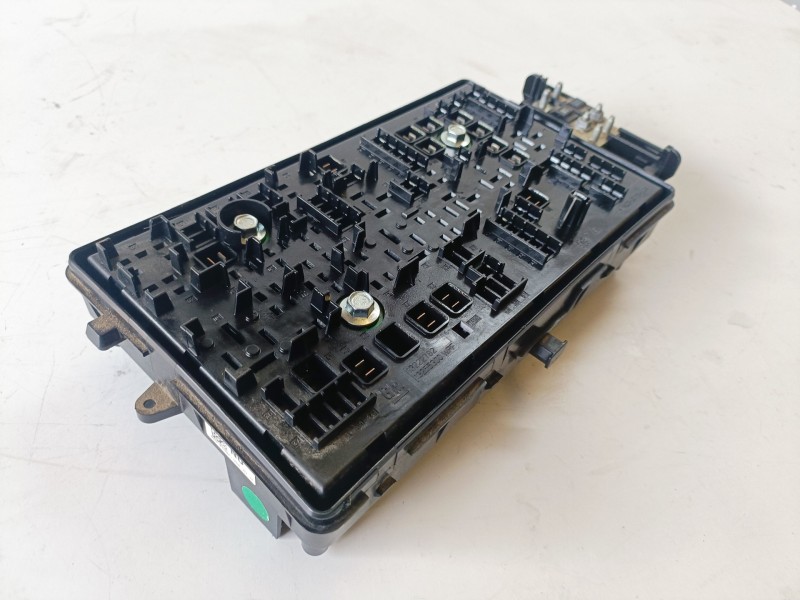 Recambio de caja reles / fusibles para opel insignia berlina a20dth referencia OEM IAM 13255300  