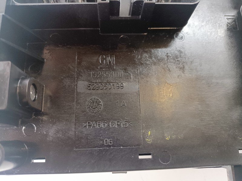 Recambio de caja reles / fusibles para opel insignia berlina a20dth referencia OEM IAM 13255300  