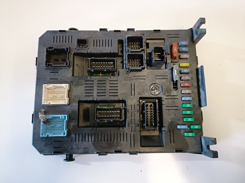 Recambio de caja reles / fusibles para renault clio iii k4m800 referencia OEM IAM 9661940480  