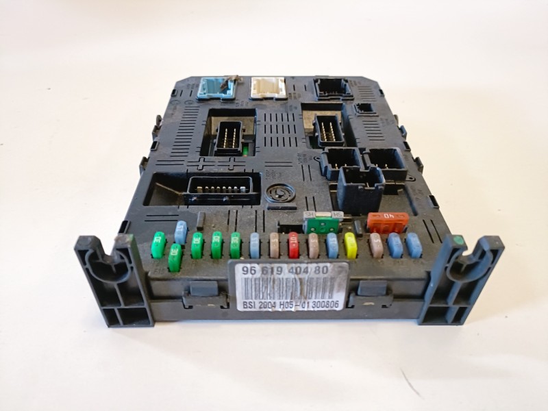 Recambio de caja reles / fusibles para renault clio iii k4m800 referencia OEM IAM 9661940480  