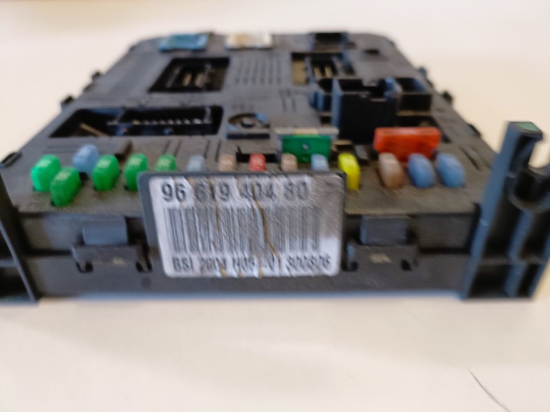 Recambio de caja reles / fusibles para renault clio iii k4m800 referencia OEM IAM 9661940480  