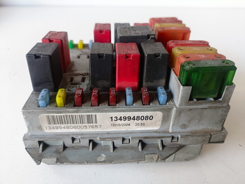 Recambio de caja reles / fusibles para iveco daily furgón d814043b referencia OEM IAM 1349948080  