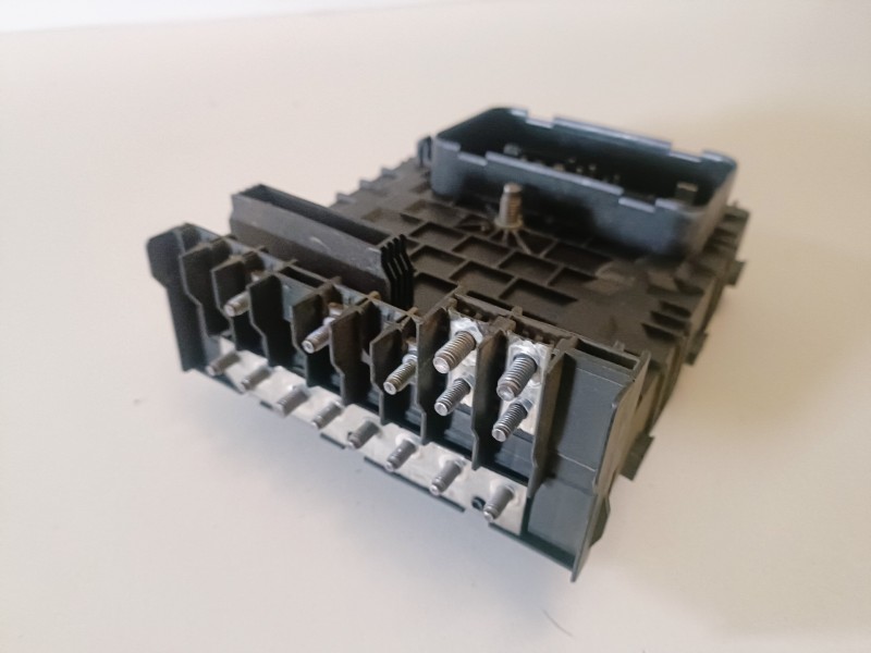 Recambio de caja reles / fusibles para audi a3 (8p1) bls referencia OEM IAM 1K0937125A  