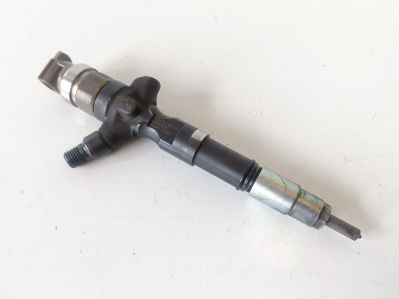 Recambio de inyector para toyota land cruiser (j12) 1kdftv referencia OEM IAM 2367030140  