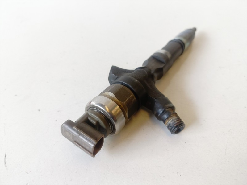 Recambio de inyector para toyota land cruiser (j12) 1kdftv referencia OEM IAM 2367030140  