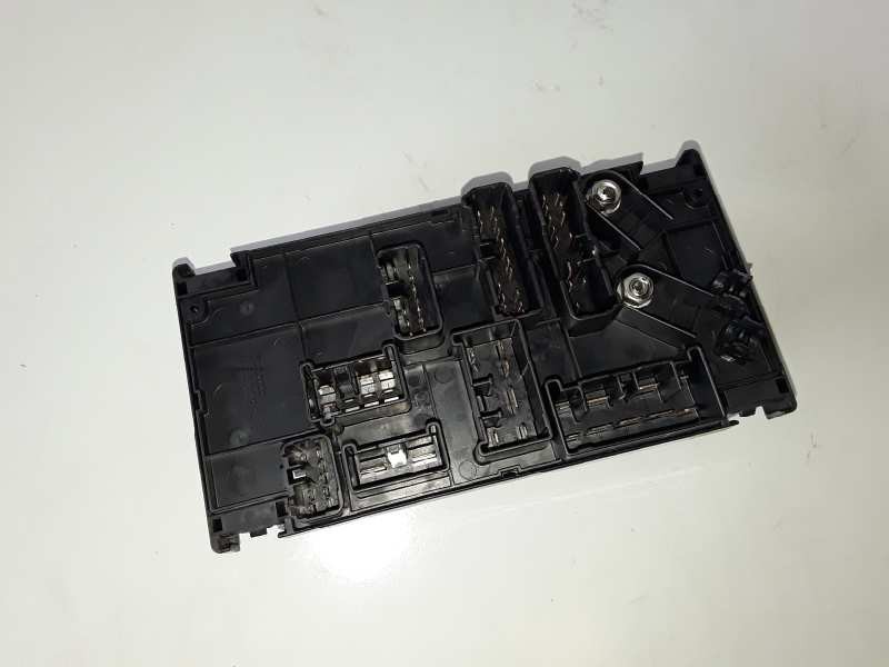 Recambio de caja reles / fusibles para subaru legacy combi/ outback (b13/bp) ee20 referencia OEM IAM 82241AG060  