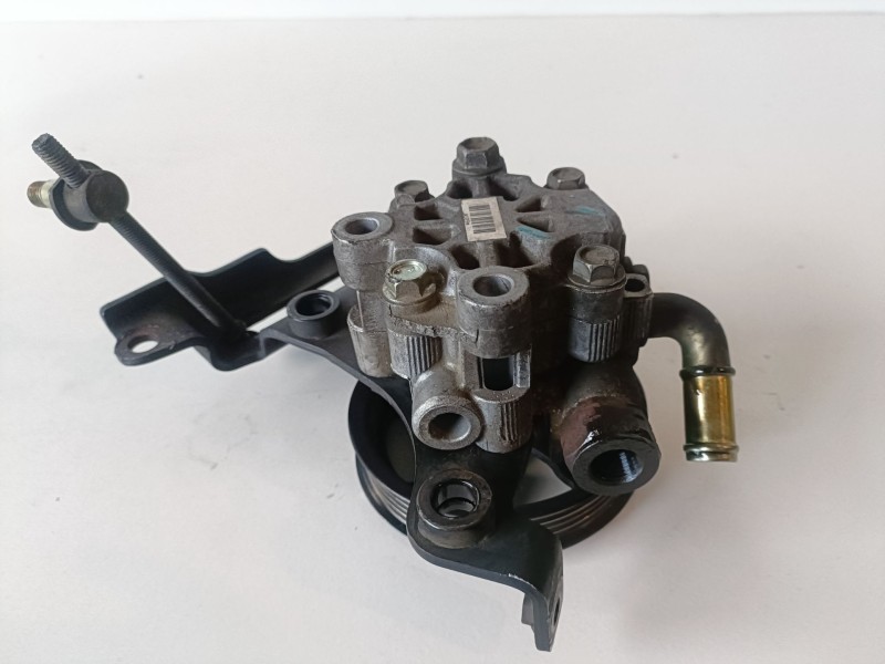Recambio de bomba direccion para toyota avensis berlina (t25) 1cdftv referencia OEM IAM   