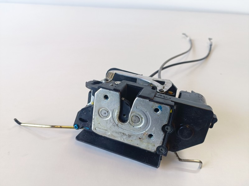 Recambio de cerradura puerta delantera derecha para ssangyong rodius d27dt referencia OEM IAM   