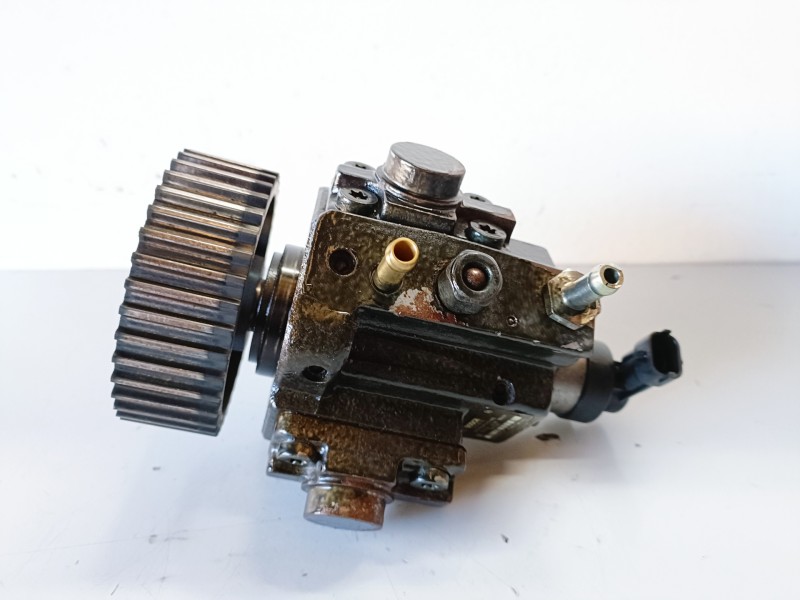 Recambio de bomba inyeccion para opel insignia berlina a20dth referencia OEM IAM 0445010193  