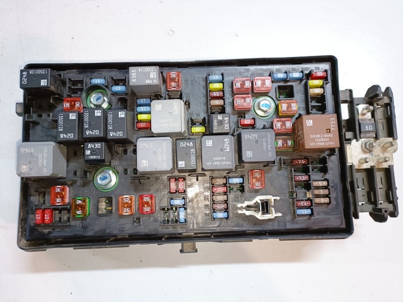 Recambio de caja reles / fusibles para opel insignia berlina a20dth referencia OEM IAM 13275881  
