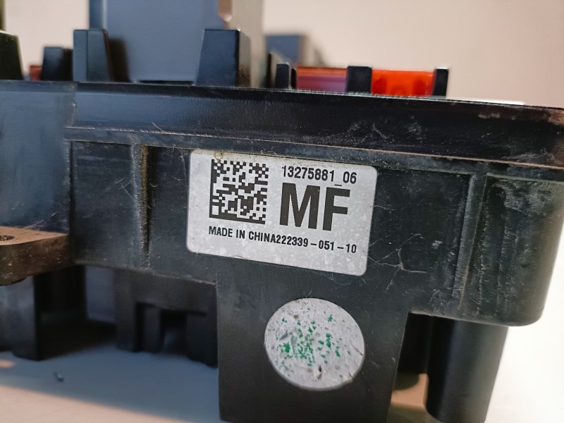 Recambio de caja reles / fusibles para opel insignia berlina a20dth referencia OEM IAM 13275881  