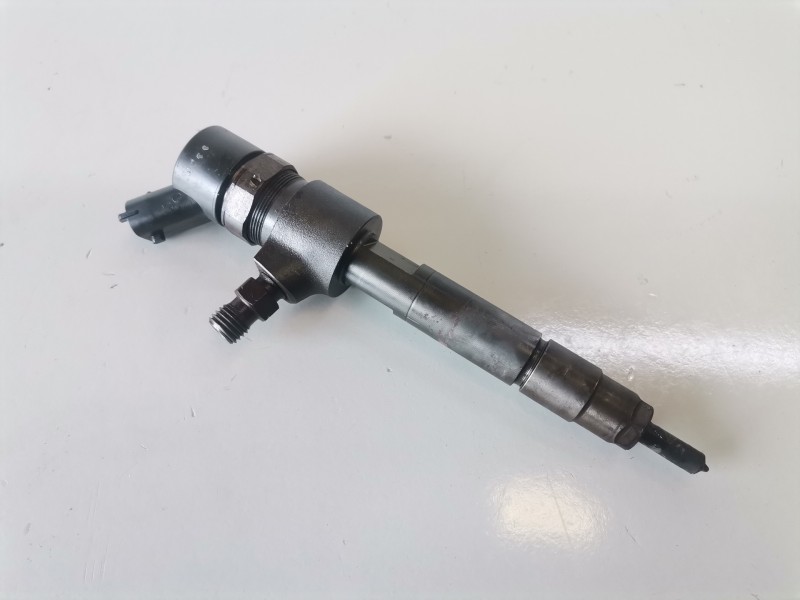 Recambio de inyector para opel astra h caravan z19dt referencia OEM IAM 0445110165  