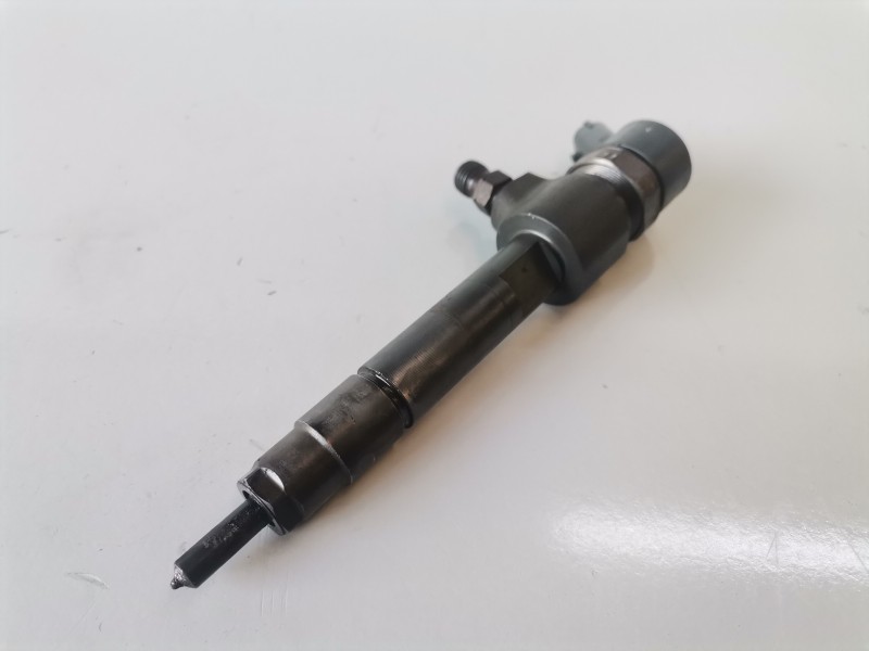 Recambio de inyector para opel astra h caravan z19dt referencia OEM IAM 0445110165  