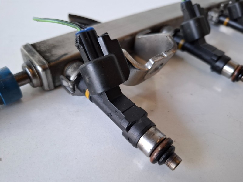 Recambio de rampa inyectora para mazda 6 berlina (gg) l3 referencia OEM IAM 6M8G9D280AA  