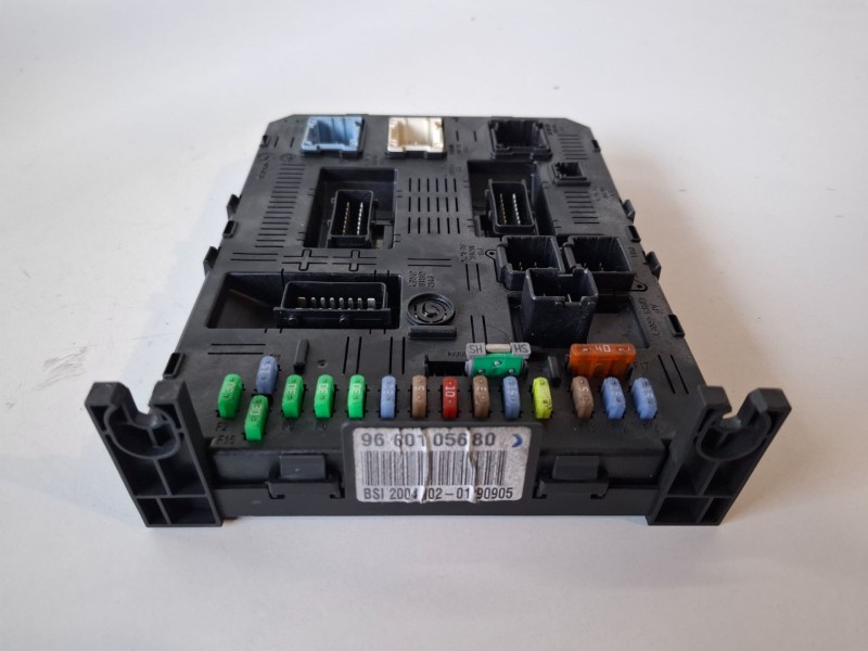 Recambio de caja reles / fusibles para citroen c5 berlina rhr referencia OEM IAM 9660105680  
