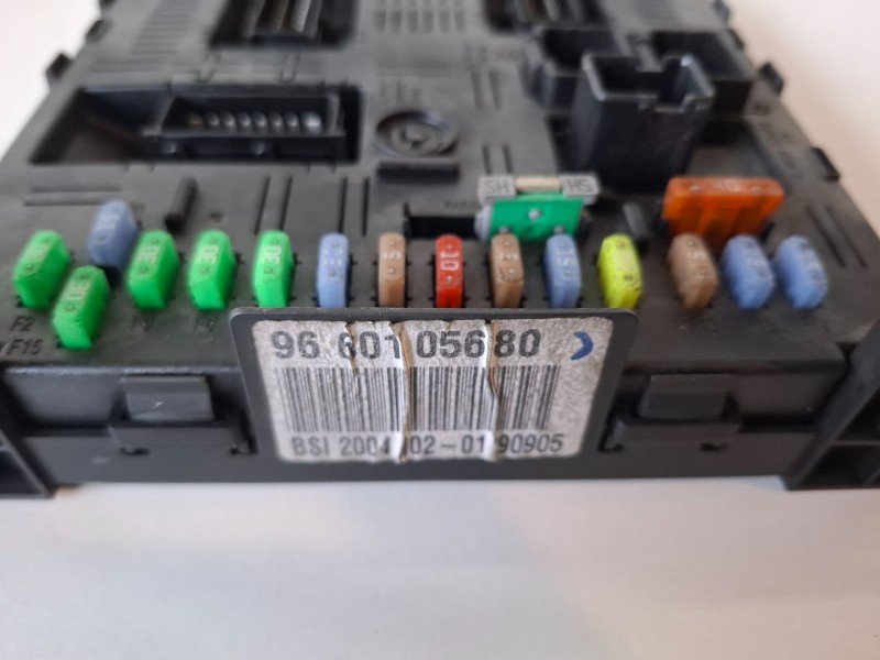 Recambio de caja reles / fusibles para citroen c5 berlina rhr referencia OEM IAM 9660105680  