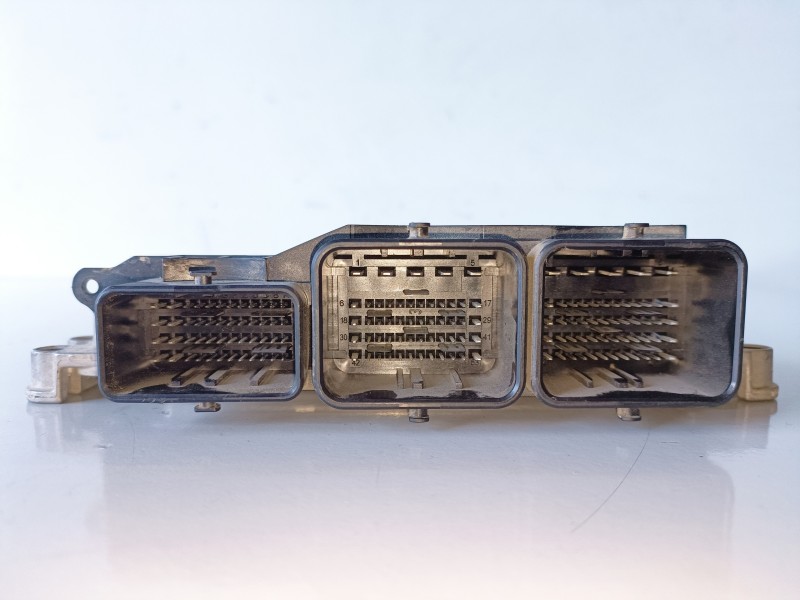 Recambio de centralita motor uce para peugeot 2008 9h06 referencia OEM IAM 0281030546  