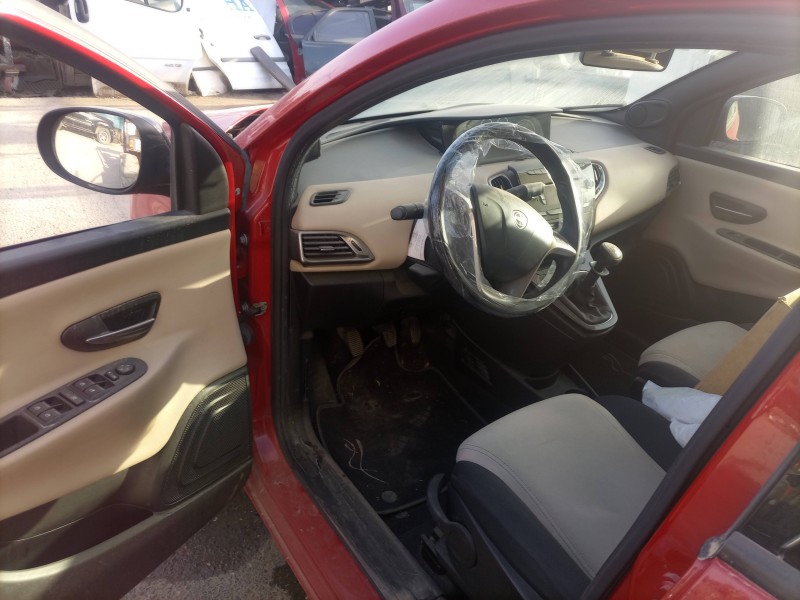 lancia ypsilon (402) del año 2013