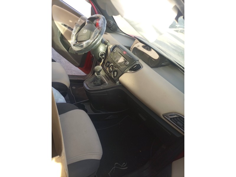 lancia ypsilon (402) del año 2013