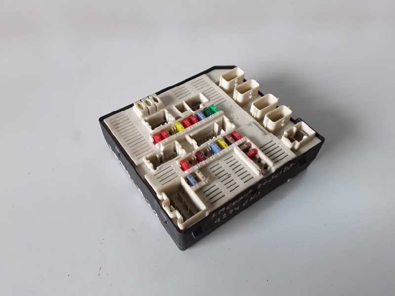 Recambio de caja reles / fusibles para renault laguna ii grandtour (kg0) m9r742 referencia OEM IAM 284B60012RA  