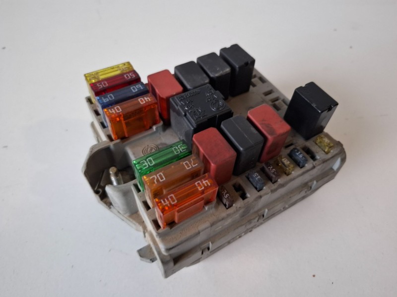 Recambio de caja reles / fusibles para fiat ii punto (188) berlina 188a7000 referencia OEM IAM 46760257  