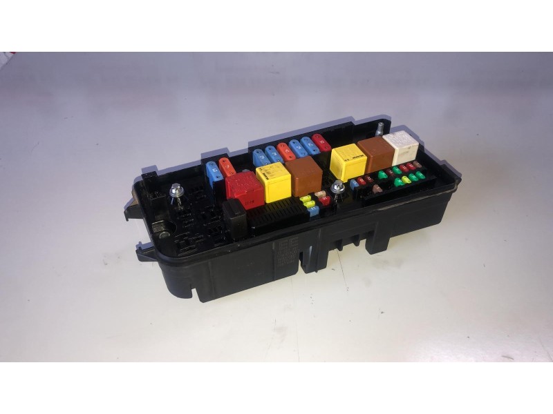 Recambio de caja reles / fusibles para opel vectra c berlina z19dth referencia OEM IAM 13187191/519107007  