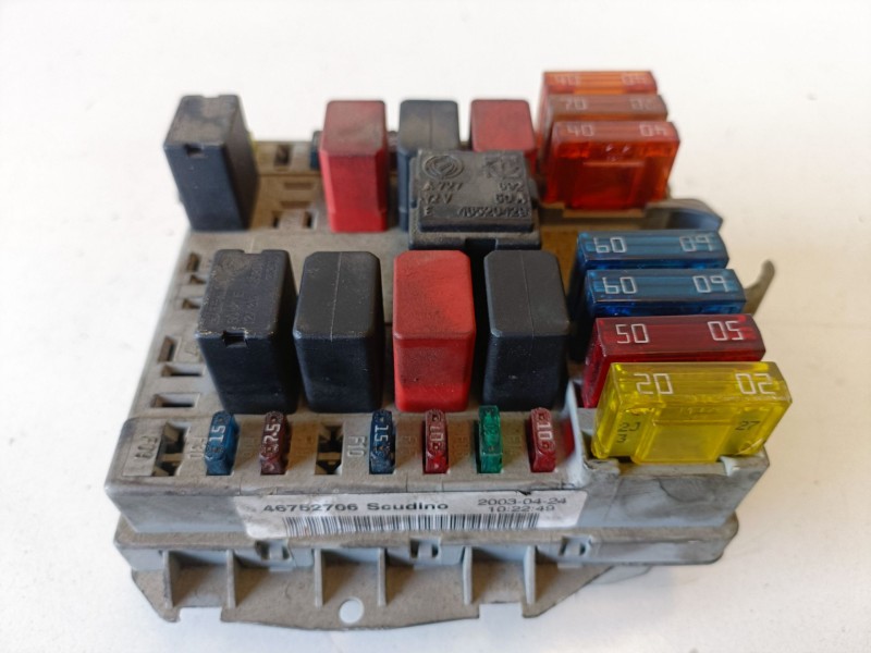 Recambio de caja reles / fusibles para fiat i doblò (223) cargo 182b9000 referencia OEM IAM 46752706  