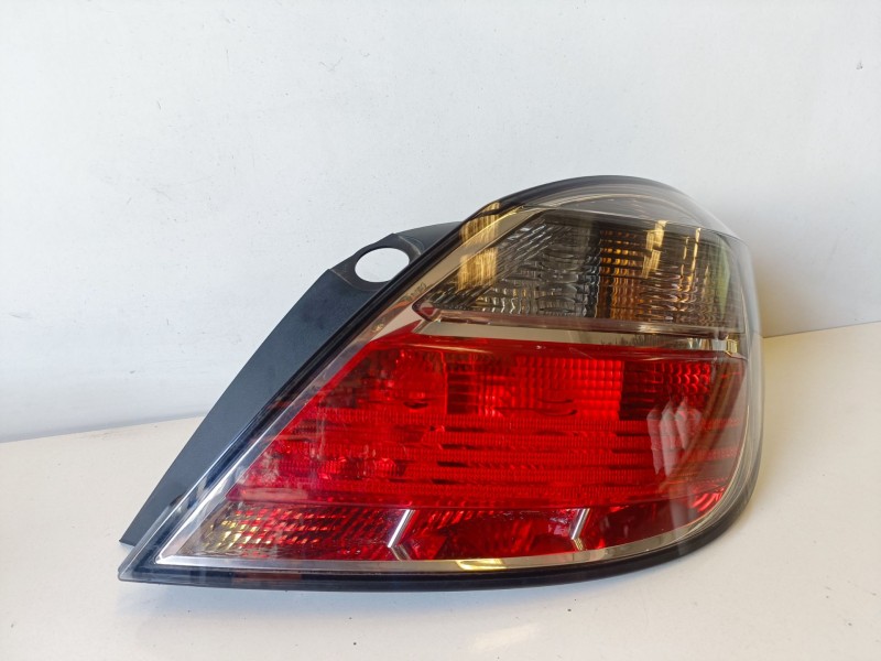 Recambio de piloto trasero derecho para opel astra h berlina z17dth referencia OEM IAM 495056087  