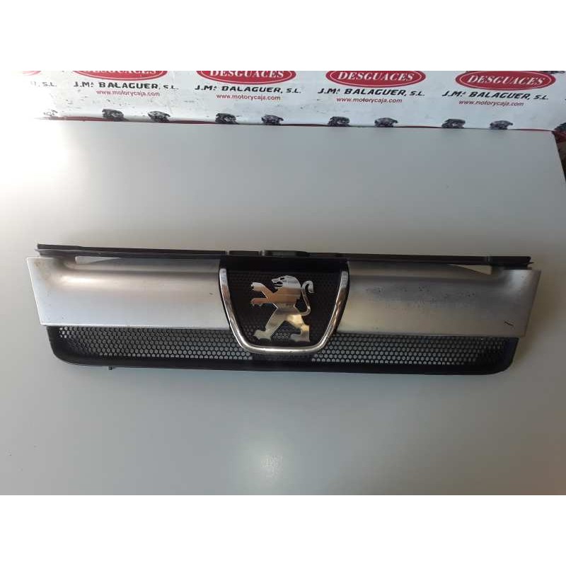 Recambio de rejilla delantera para peugeot boxer (330) furgón gran vol. acristalado bat.3200mm 4hy referencia OEM IAM 1304703070