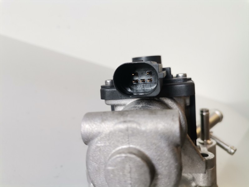 Recambio de valvula egr para audi a8 (4e) bvn referencia OEM IAM 057131501D  