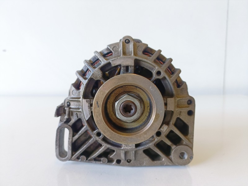 Recambio de alternador para renault clio ii fase ii (b/cb0) d4f722 referencia OEM IAM 7700437090  
