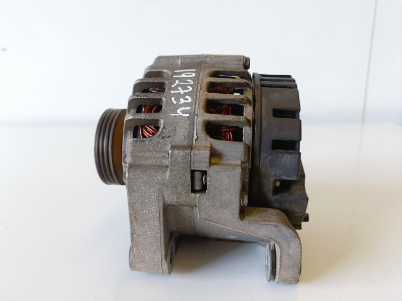 Recambio de alternador para renault clio ii fase ii (b/cb0) d4f722 referencia OEM IAM 7700437090  