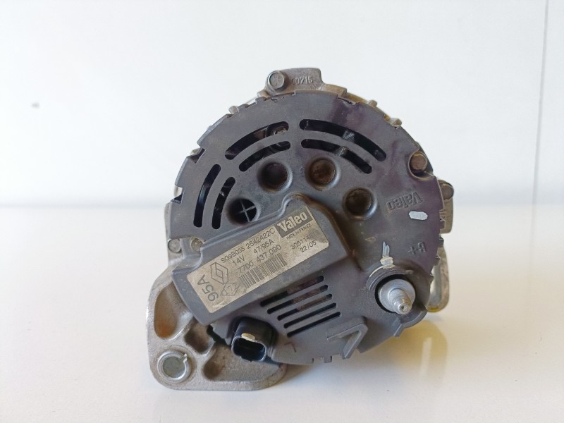 Recambio de alternador para renault clio ii fase ii (b/cb0) d4f722 referencia OEM IAM 7700437090  