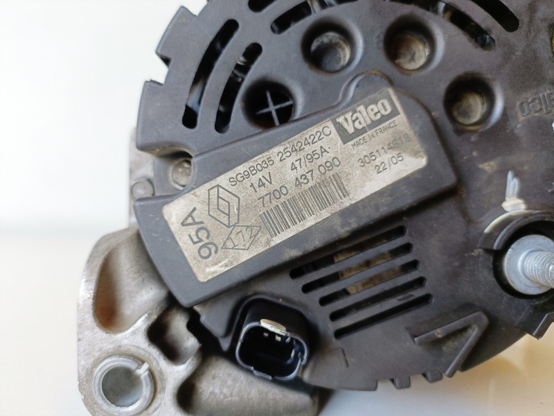 Recambio de alternador para renault clio ii fase ii (b/cb0) d4f722 referencia OEM IAM 7700437090  