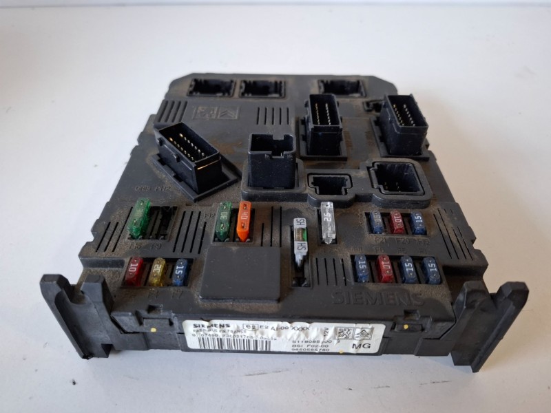 Recambio de caja reles / fusibles para citroen c3 hfx referencia OEM IAM 9650585780  
