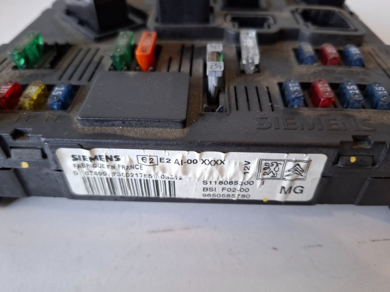 Recambio de caja reles / fusibles para citroen c3 hfx referencia OEM IAM 9650585780  