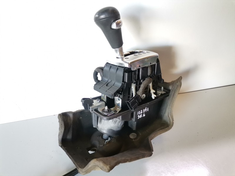Recambio de palanca cambio para audi a8 (4e) bvn referencia OEM IAM 4E1713111B  