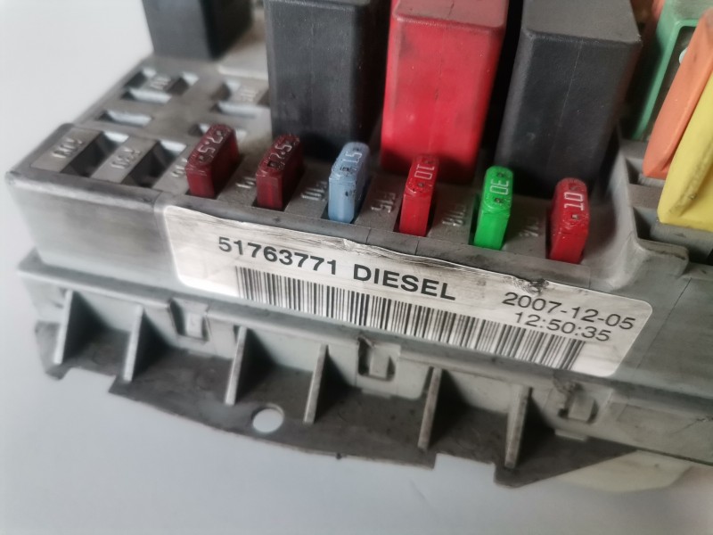 Recambio de caja reles / fusibles para fiat i doblò cargo 199a2000 referencia OEM IAM 51763771  