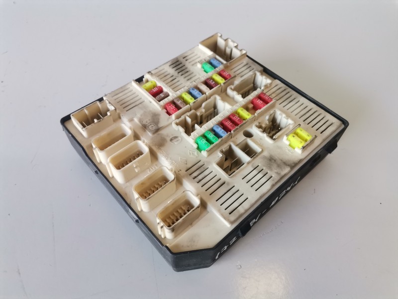 Recambio de caja reles / fusibles para renault megane iii berlina 5p k9k834 referencia OEM IAM 284B60168R  